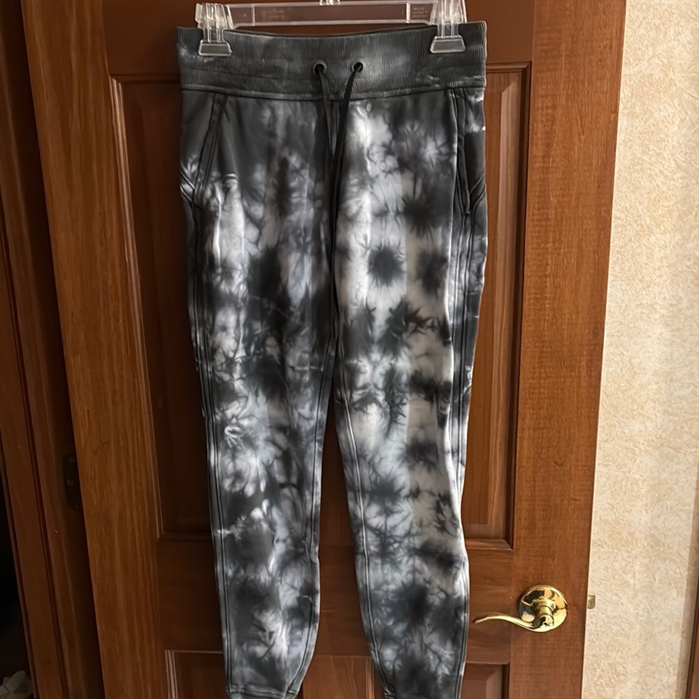 Lululemon Gray and White Tie-Dye Joggers, Sz 4